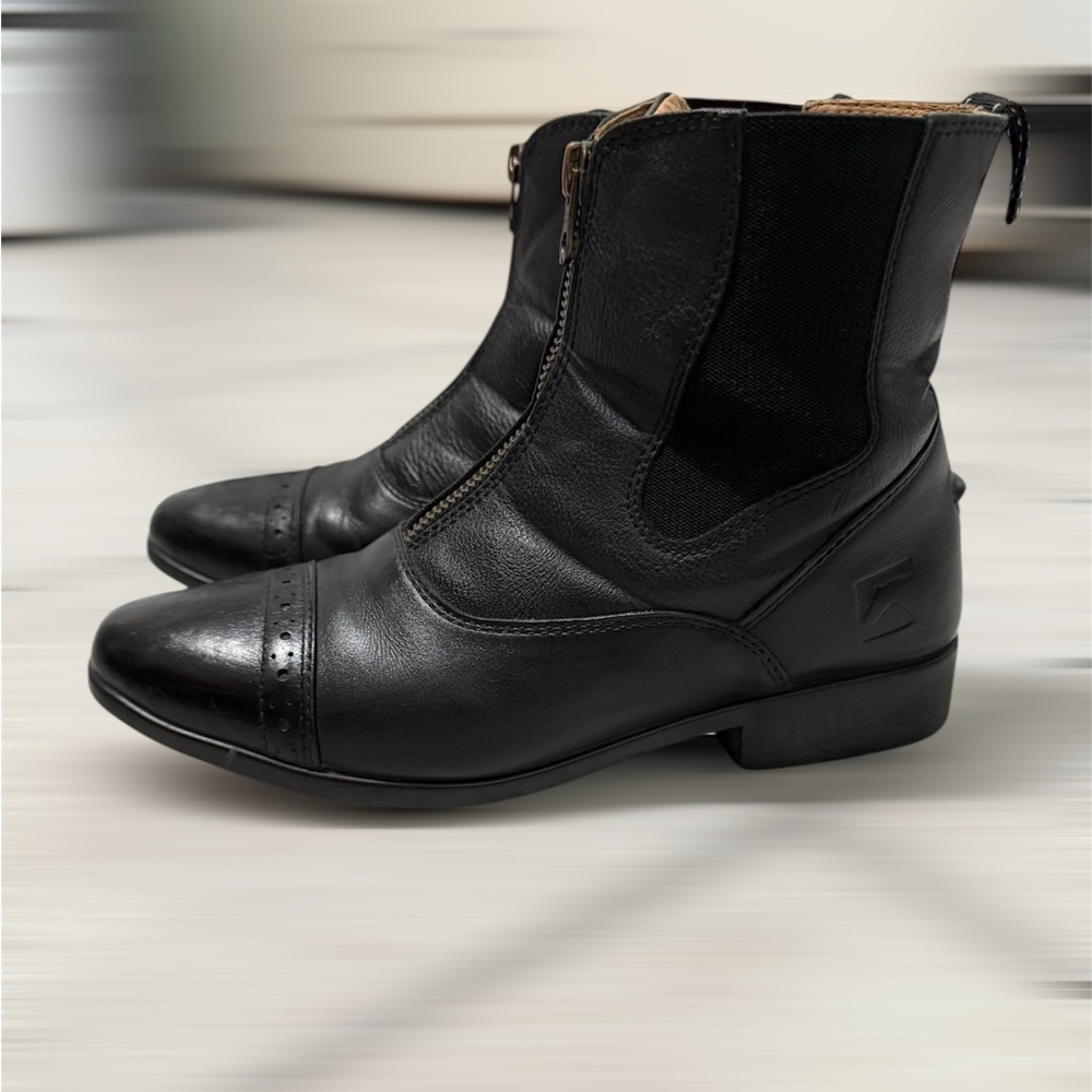Equestrian boots for girls. Black. Size 5. Good condition.